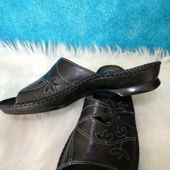 NEW Clarks Black Slide Sandals Size 7N - Picture 11 of 11